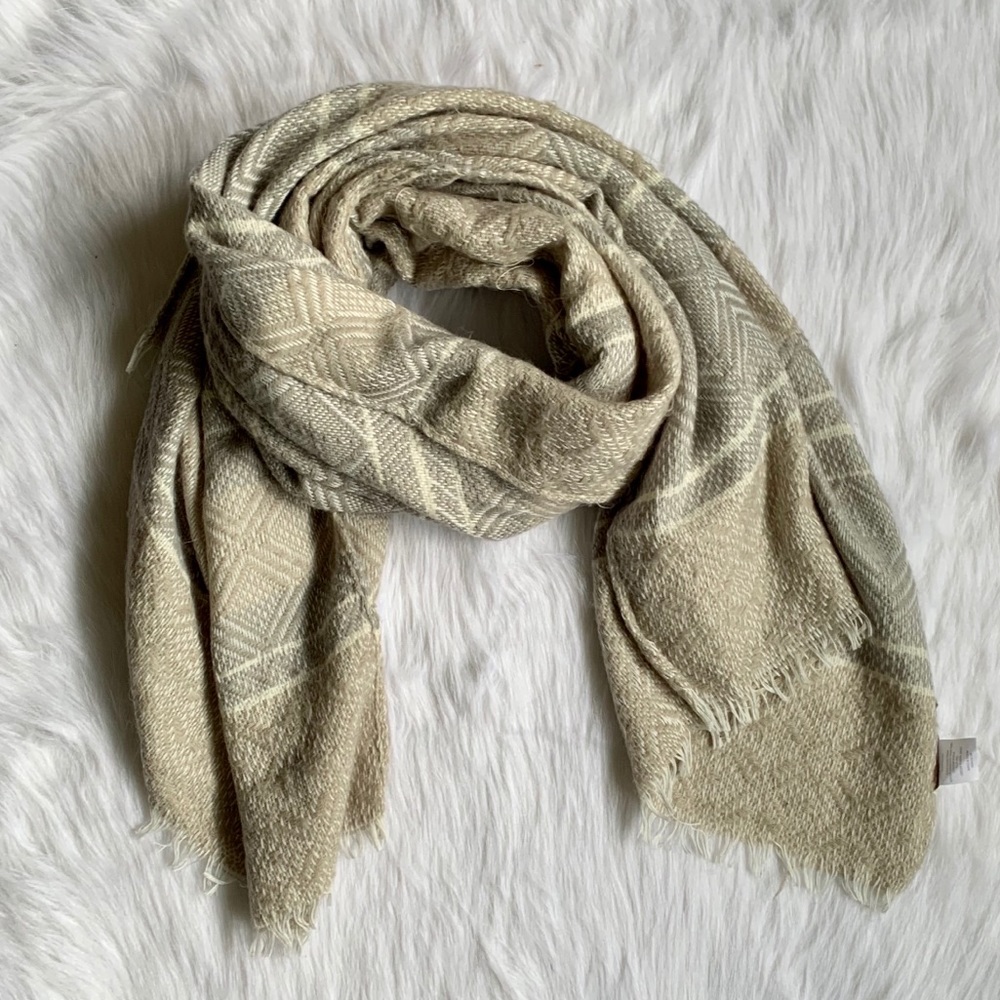 ❤️ $5 SALE ❤️ Old Navy Beige Patterned Scarf